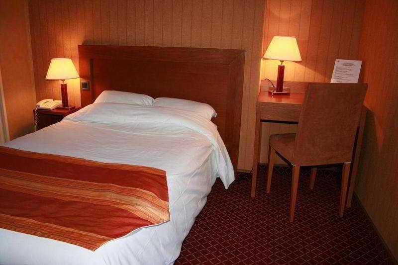 Hotel Princesse Isabelle Puteaux Ruang foto