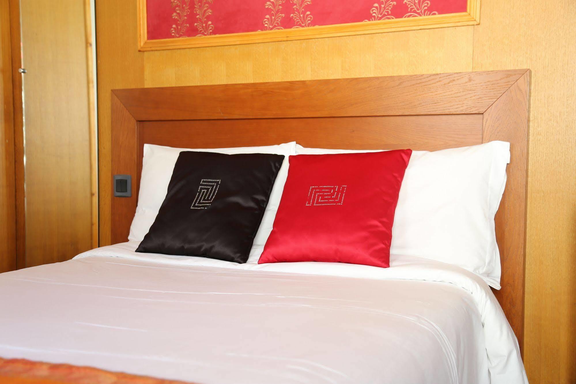 Hotel Princesse Isabelle Puteaux Bagian luar foto