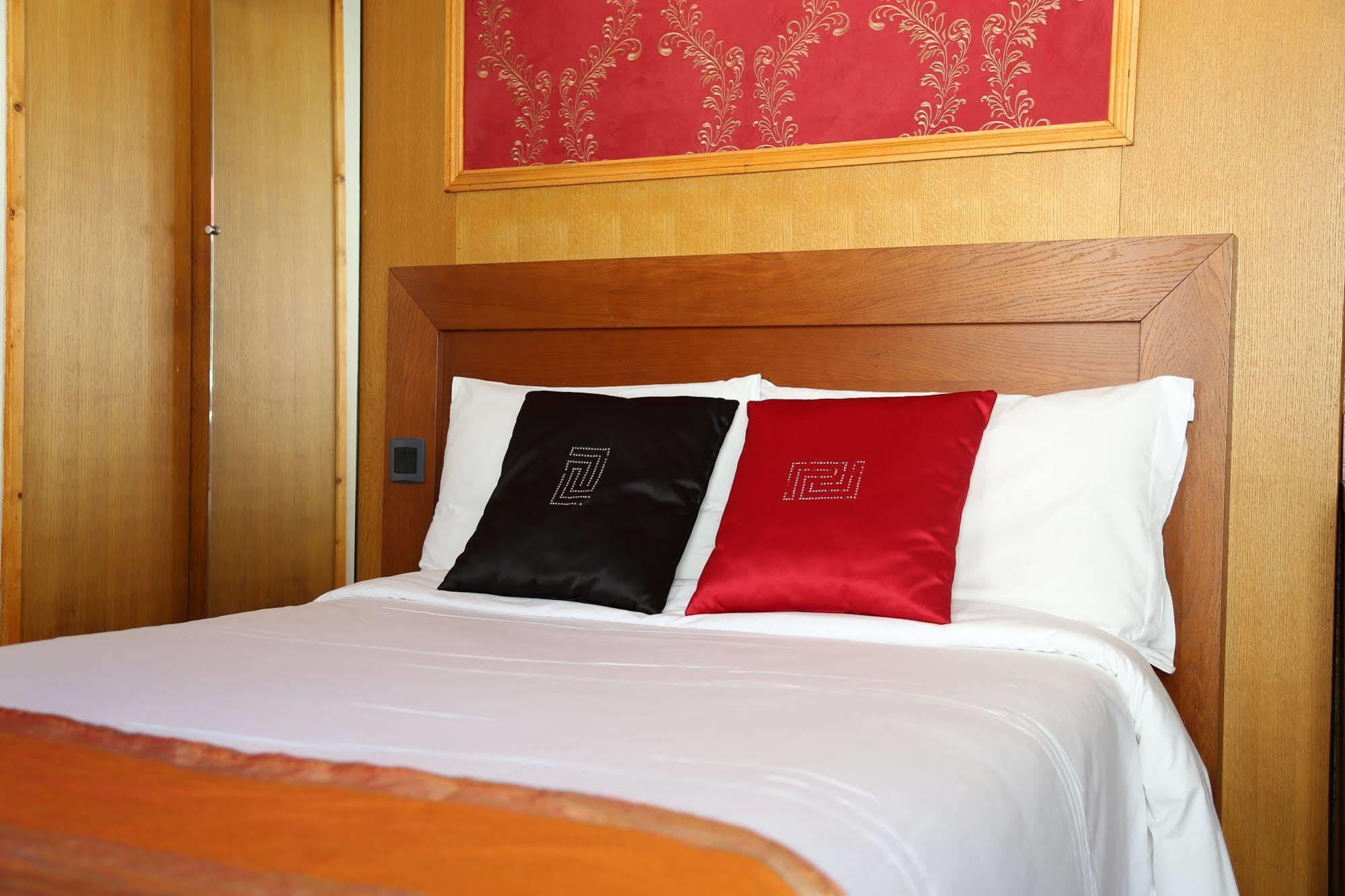 Hotel Princesse Isabelle Puteaux Bagian luar foto