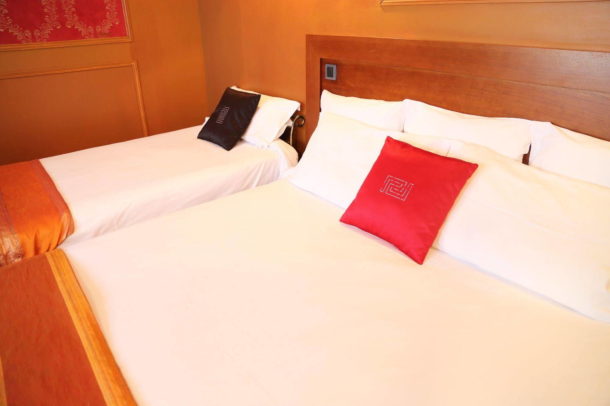 Hotel Princesse Isabelle Puteaux Bagian luar foto